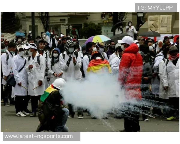 足球的虚假面具揭示了竞技精神的扭曲与商业利益的交织